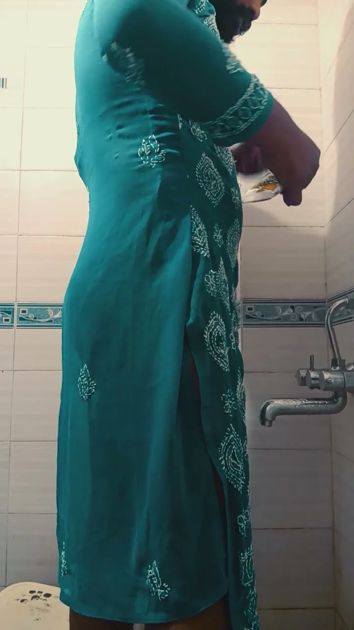 Transperent elbise ve siyah bikinili en ateşli banyo