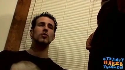 Dois caras heterossexuais acariciando seus paus até derramar porra