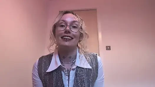 Seksi emlakçı satışı yapmak için çaresiz