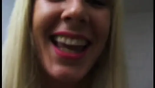 Pelacur pirang mengisap schlong di video pov