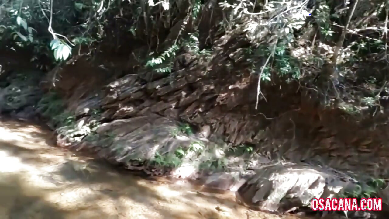 Fazendo sexo com a jovem na cachoeira amigo filmando