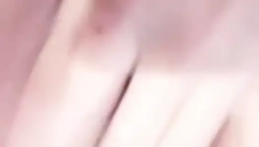 Горячая возбужденная мамочка мастурбирует, пока у нее есть свободное время