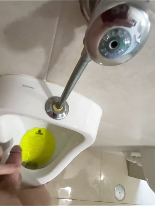 公衆トイレの小便器で全裸でおしっこをする勇気がある