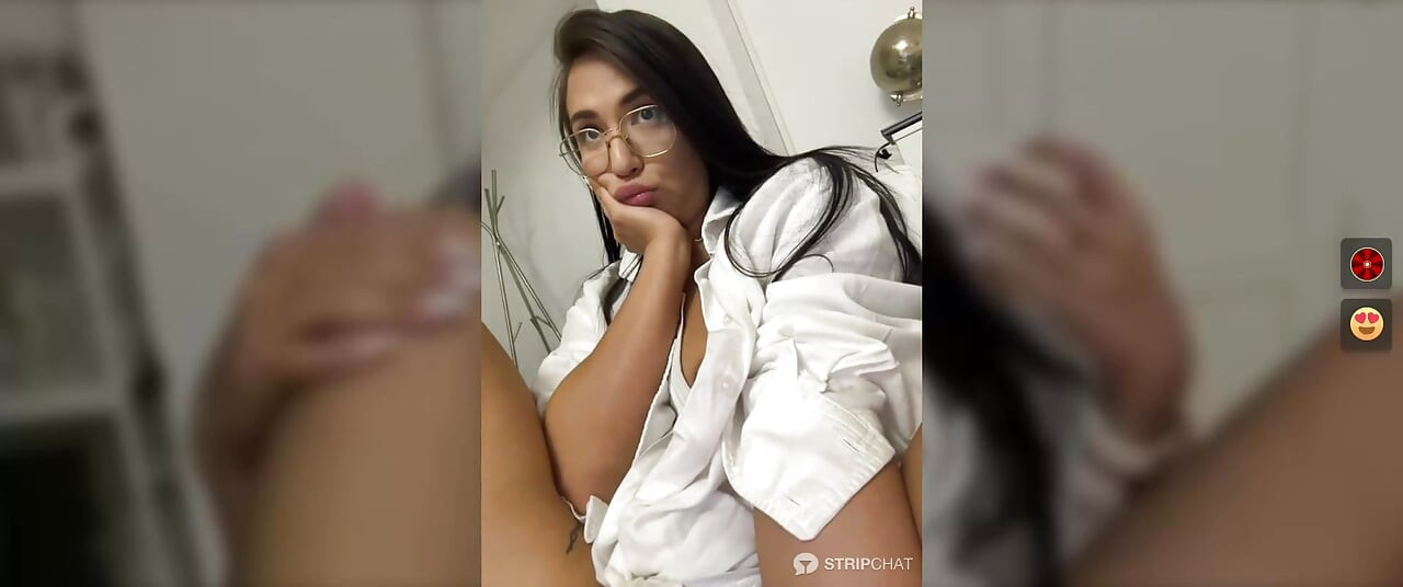 Kurvet Brunette MILF Myk Solo Ytelse