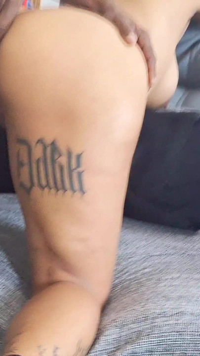 Kultni trenutak iz "Nestašna djevojka baca ručnik kada prima dostavu i dobiva napojnicu od vruće guzice!"