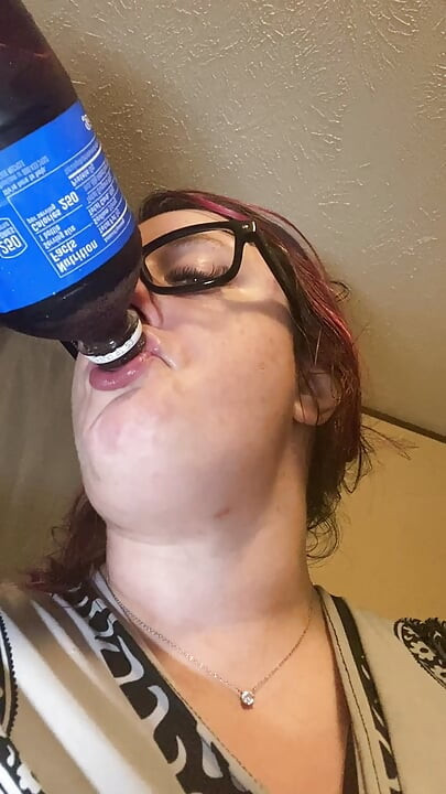 Chugging a cola - sexy fortsetzung mit nahaufnahmen! Viele Geräusche! Zweite episode