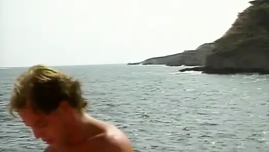 Pelacur Jerman yang hot berbagi kontol dan sperma di pantai