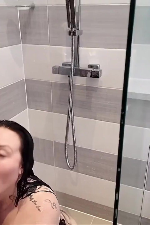 Camera Man Caught Harmony Reigns Being Creampied in the Shower