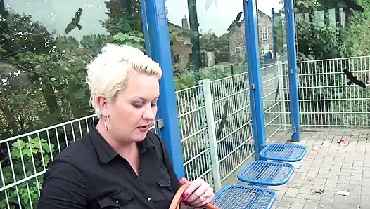 Сексуальную пухлую блондинку сняли и анально трахнули на улице