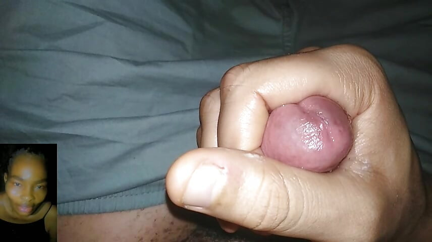 Masturbuje się z moją dziewczyną podczas rozmowy wideo