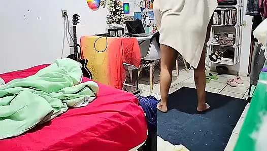 Наблюдаю, как моя сводная сестра выходит из душа