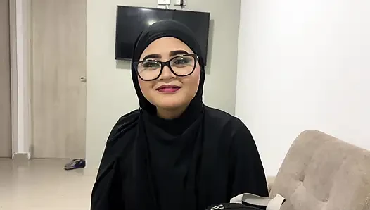Saudari tiri Muslim yang religius Mengesampingkan Keyakinannya untuk Mencoba Alat Sulit
