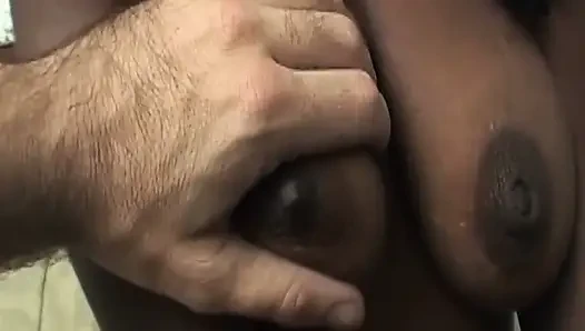 Olgun orta yaşlı seksi kadın ıslak oral seksten sonra dölle sırılsıklam