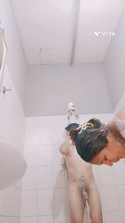 Mijn buurman onder de douche en ik sluipen hem