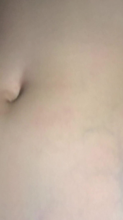 Ik masturbeer het perfecte poesje van mijn stiefzus! | Clip 1