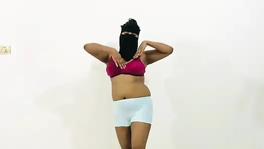 Desi büyük üvey kız kardeş Dunce 18 yaşındaki küçük üvey erkek kardeşinin önünde.