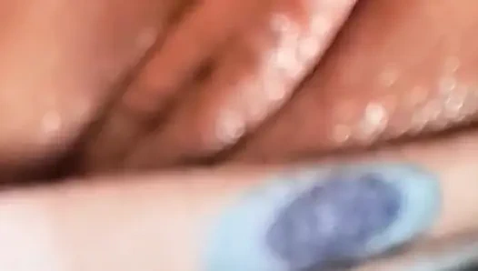 Latina masturbiert, bis sie spritzt