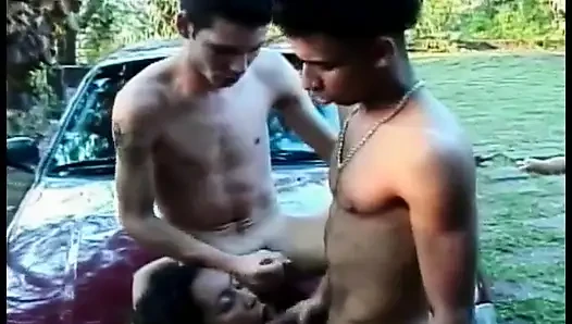 Sandra si cewek imut brasil mengusulkan teman-temannya untuk mencuci mobil mereka dan bersenang-senang di halaman belakang biseksual