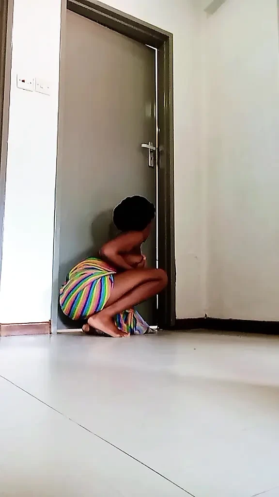 一边观看我的继兄洗澡一边自慰