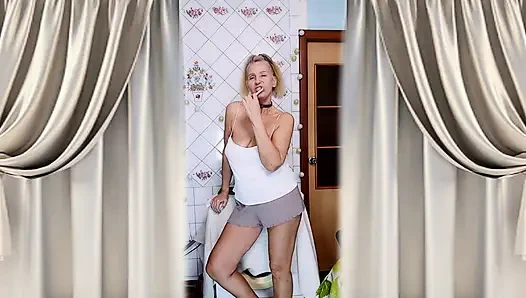 Ateşli ev hanımı Lukerya, sabah flörtü çamaşır makinesinde dişlerini fırçalıyor ve twerk yapıyor.