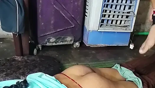 Cowok berotot yang lebih muda lagi asik nyepong kontol gaya doggy