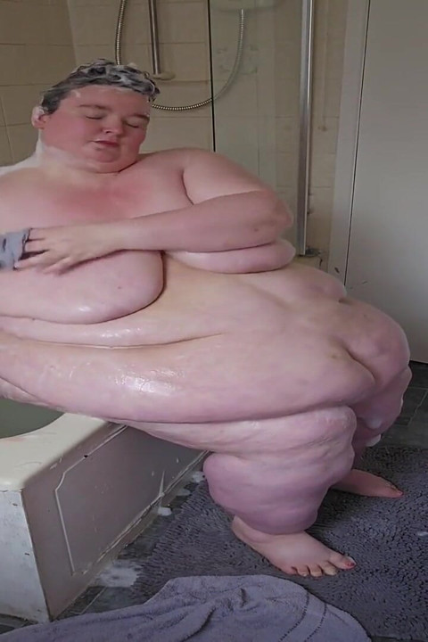Grandota incapaz de bañarse parte 2 en el baño