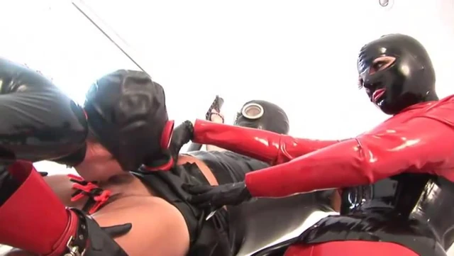 latex  gasmask suck