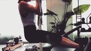 Alison Brie doet l-sit pullups