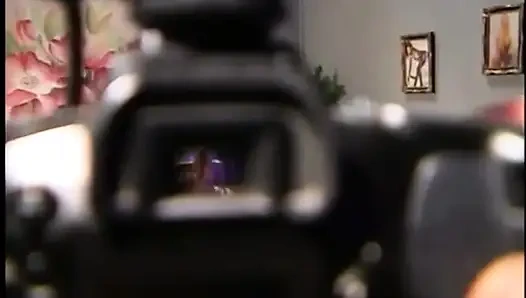 Dua gadis lesbian hot lagi asik muasin memeknya pakai dildo di semua lubangnya