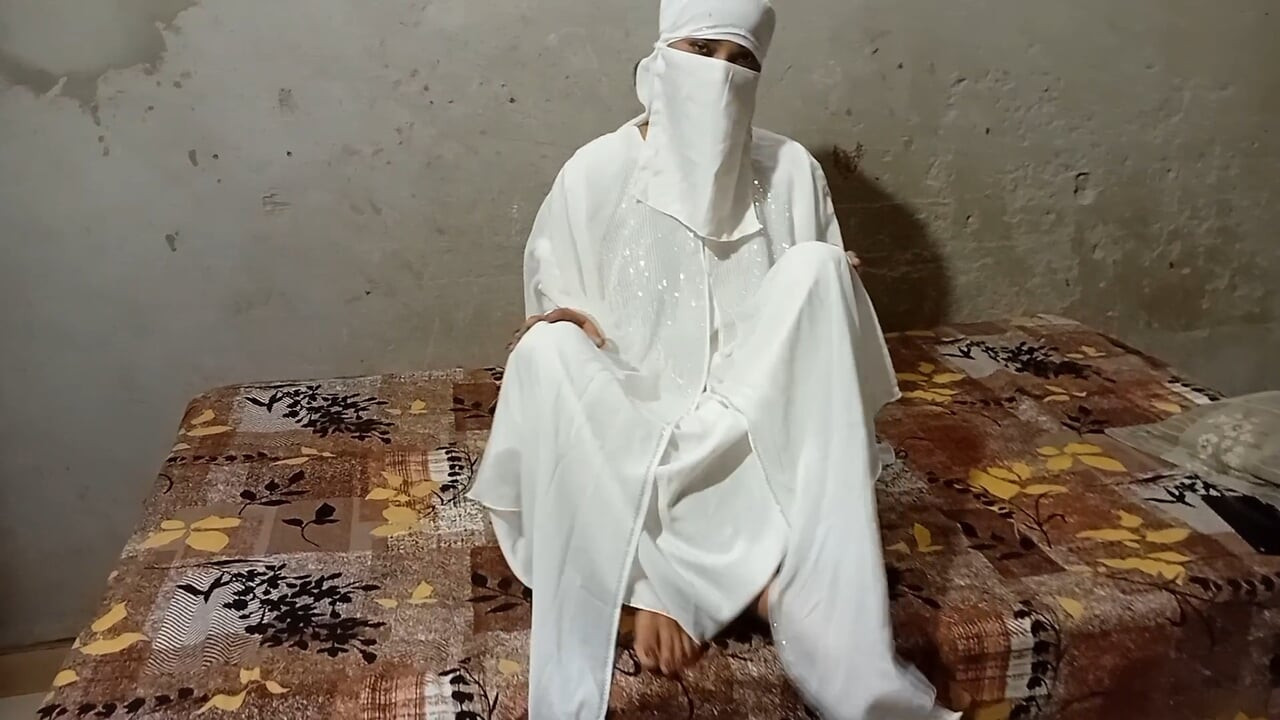 Vruća muslimanska cura u bijelom hidžabu jebana od neobrezanog kurca