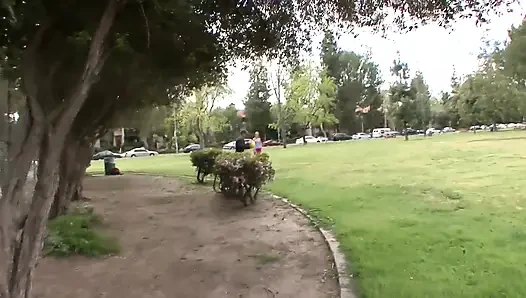 Azgın genç kaltağın uzun şişmiş amcıkları dölle dolu küçük görünüyor