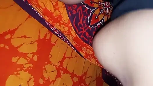 Kalçalarını tuttum ve domaltarak sert vurdum - dayanamadı