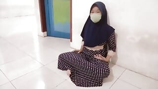Di rumah yang sepi, kebetulan ada petugas kebersihan rumah
