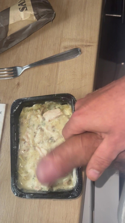 自家製の料理をカム