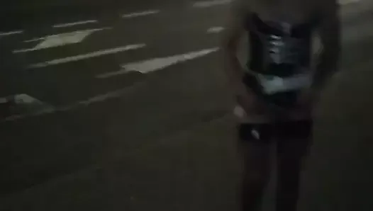 Une adolescente sissy crossdresser marche nocturne dans la rue
