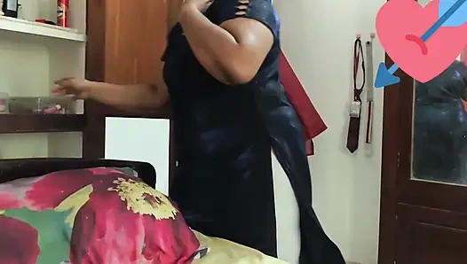 Gadis semok India telanjang total dan berpakaian