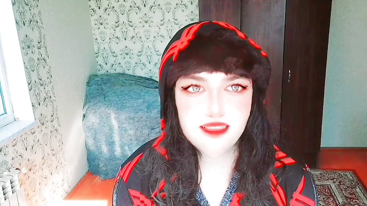 Prekrasna trans ljepotica češlja kosu u okruglom ogledalu