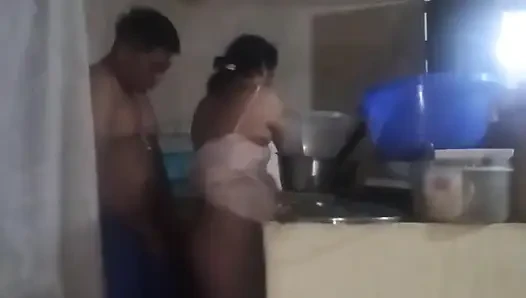 Bosku datang ke dapur untuk ngentot aku habis-habisan, aku sange banget!
