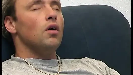 Genç kız kanepede sert bir yarağı emiyor ve ağzına boşalıyor