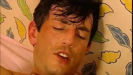 Çok güzel seksi orta yaşlı seksi kadın büyük bir klasik yarakla büyük memelerden sikiliyor ve dölleniyor