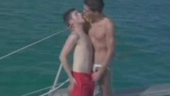 Пристрастившаяся к сексу Twinky Boys парусное приключение с яхтой с приключением