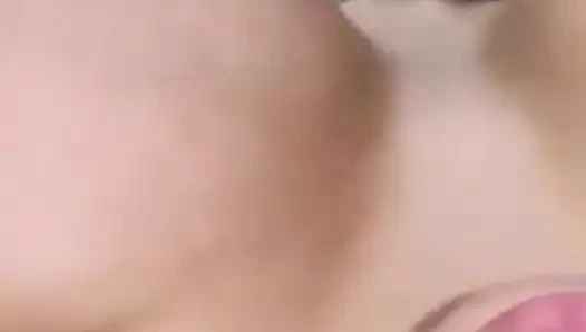 Seksi orta yaşlı seksi ev hanımı üvey oğluyla sikişiyor epik fışkırtarak titreyerek orgazm oluyor