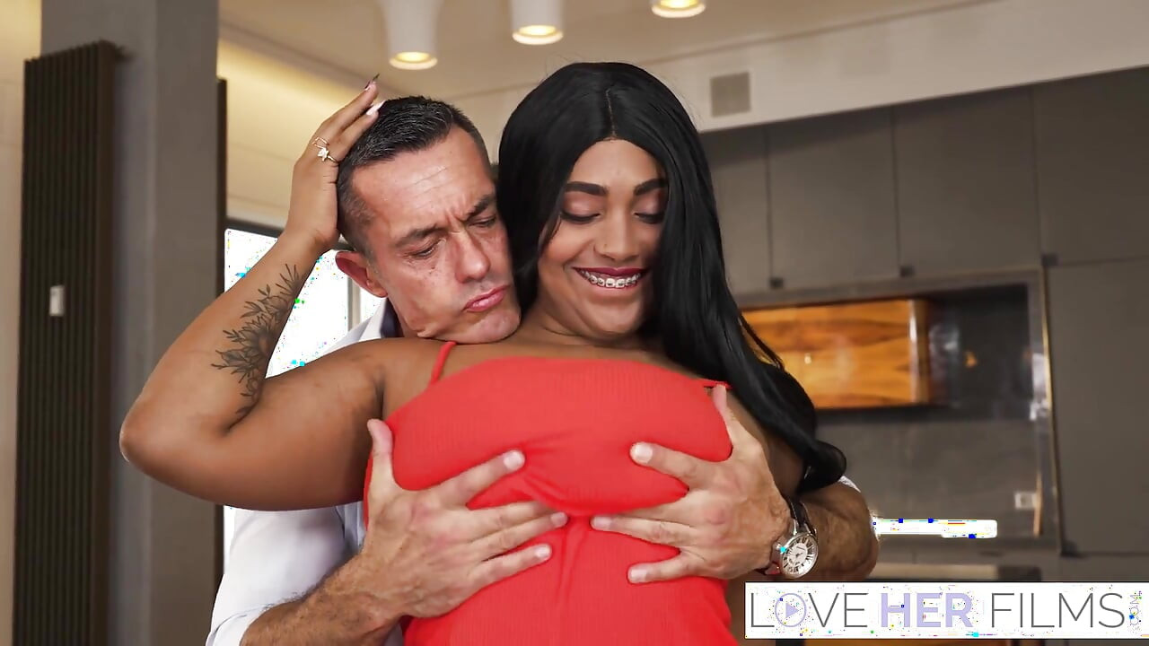 Hombre maduro cachondo follándose las tetas de la latina tetona Thayana Baby