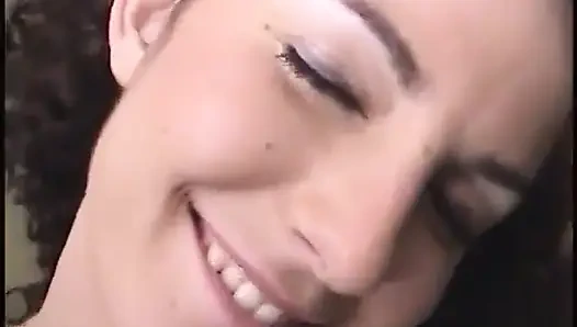 Randy Cher покрывают ее лицо спермой после того, как пососала хуй растирает ее мокрую киску