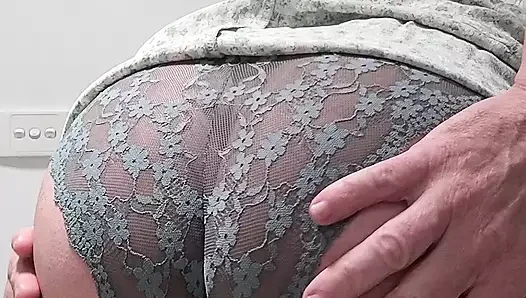 CD zadirkuje i zadovoljava pokazuje novu zelenu haljinu i gaćice