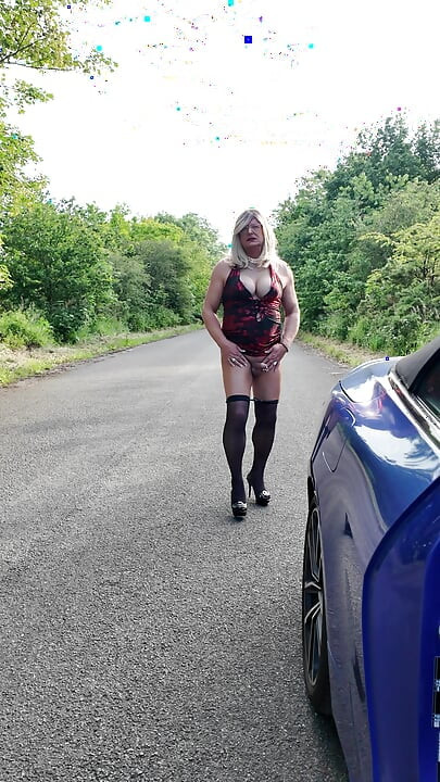 Crossdressing kellycd2022 enjoying an evening drive in the countryside in my pantyhose