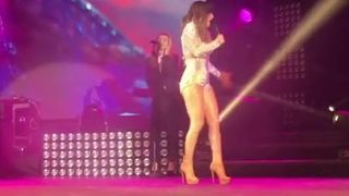 Voyuer, chanteuse ukrainienne sexy (nylon, talons hauts, cul sexy)