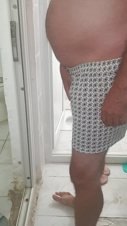 Lleva a su novia a casa en su motocicleta y tienen sexo.