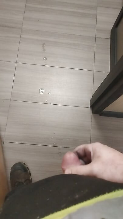 und kommen im öffentlichen badezimmer-flur