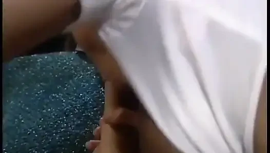 Cewek semok tahu cara merayu pria sange ini dan membuat kontolnya keras